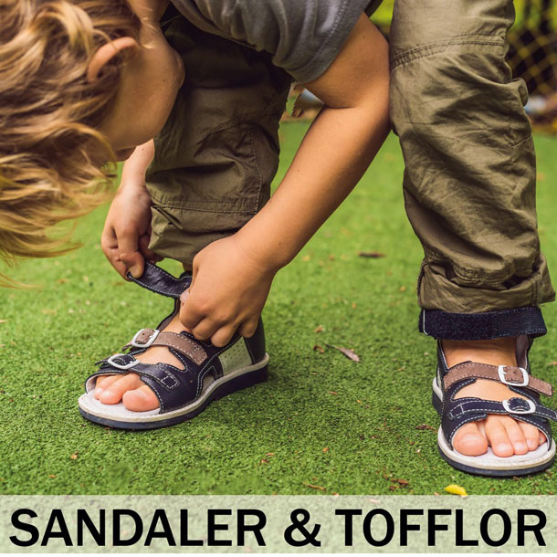 Våra sandaler och tofflor för barn